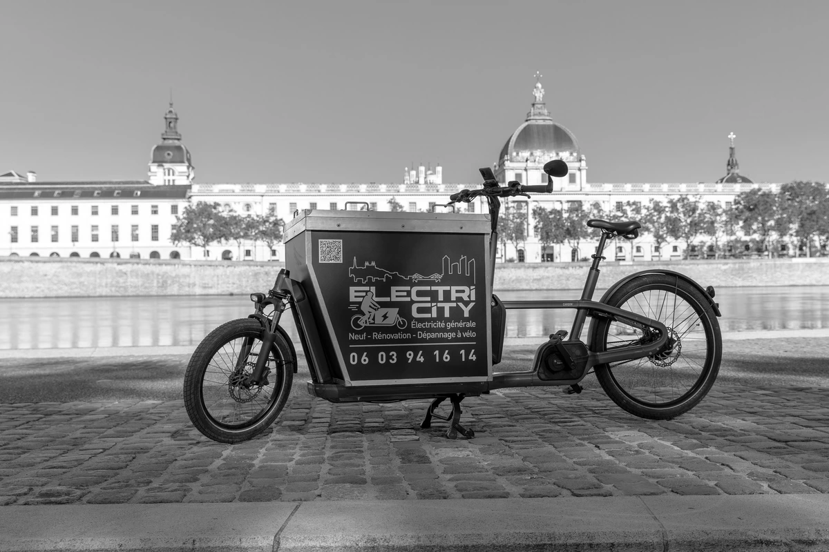 Vélo cargo utilisé par une entreprise d'électricité générale pour des déplacements rapides et écologiques en milieu urbain.